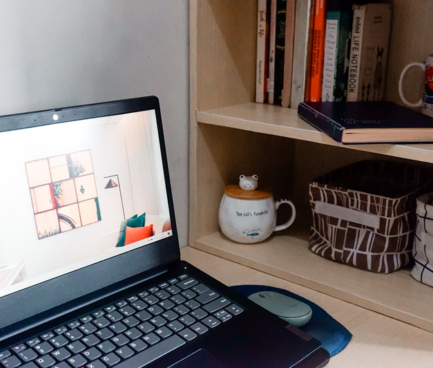 Laptop mit Finanzbildungsinhalten